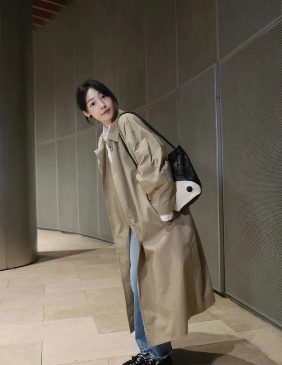 白百合好知性好温柔,穿卡其色风衣搭配白色衬衫牛仔裤,就很美