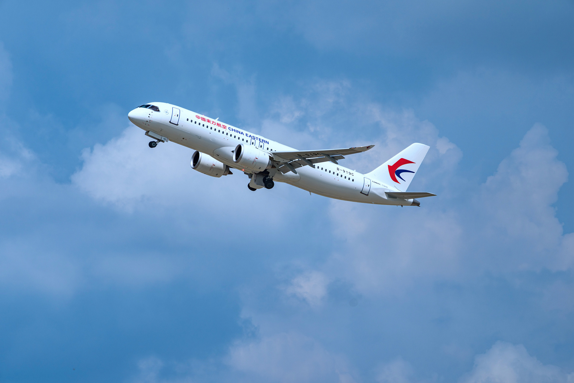 东航接收第二架c919大型客机!