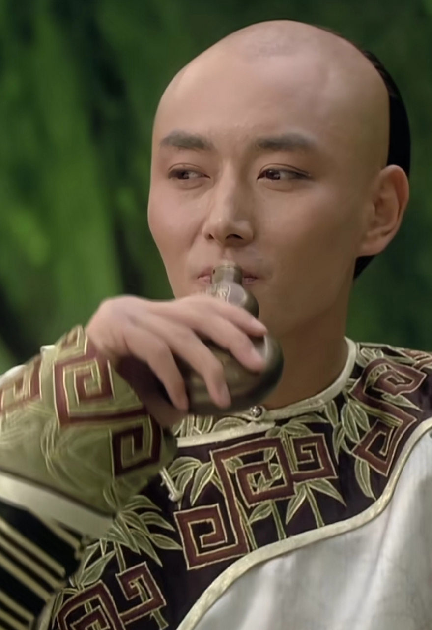 《甄嬛传》果郡王扮演者李东学的评论区沦陷,网友发出灵魂拷问: 1:你