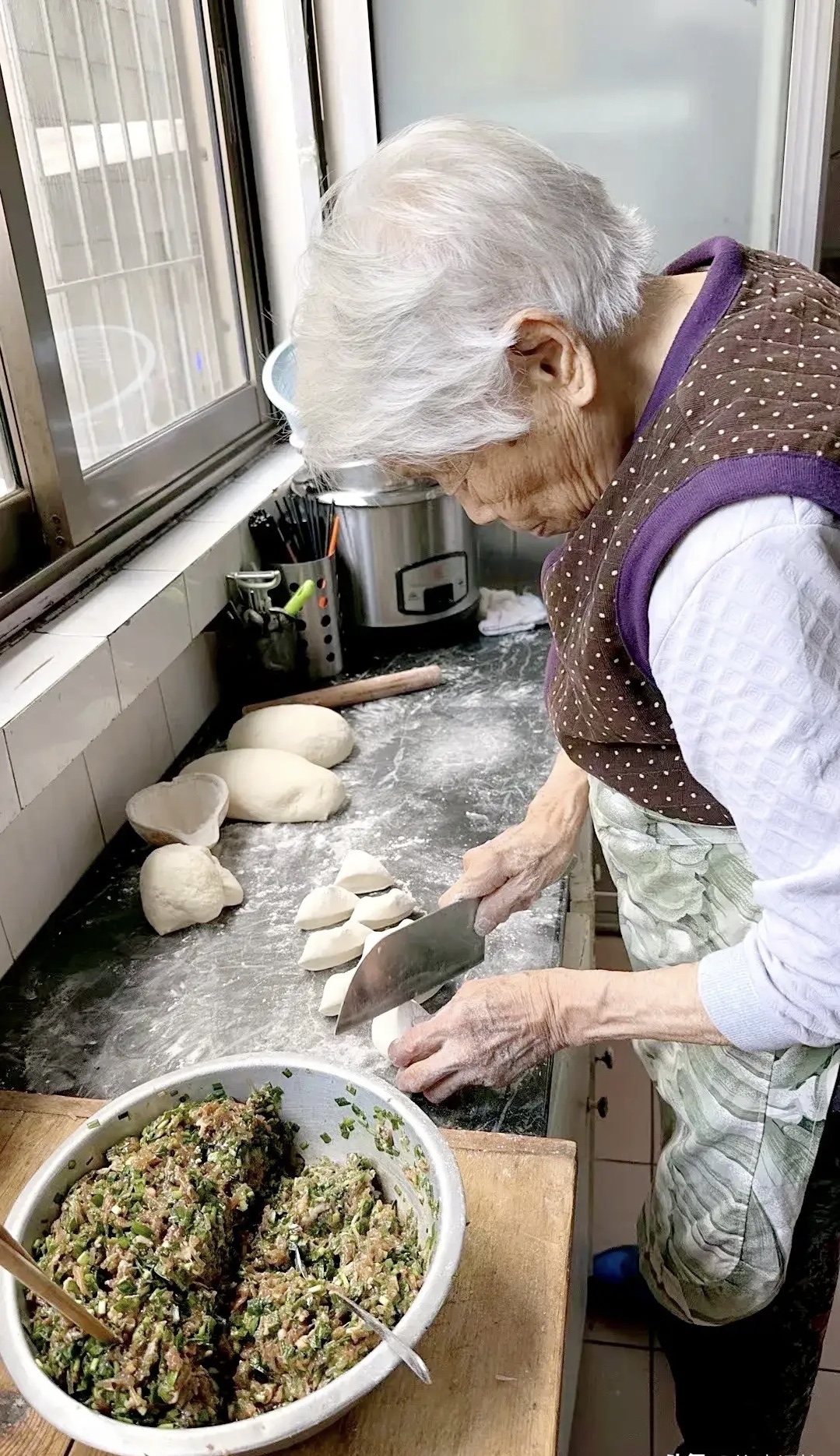 一大盆调好的韭菜猪肉馅,一边擀皮一边包