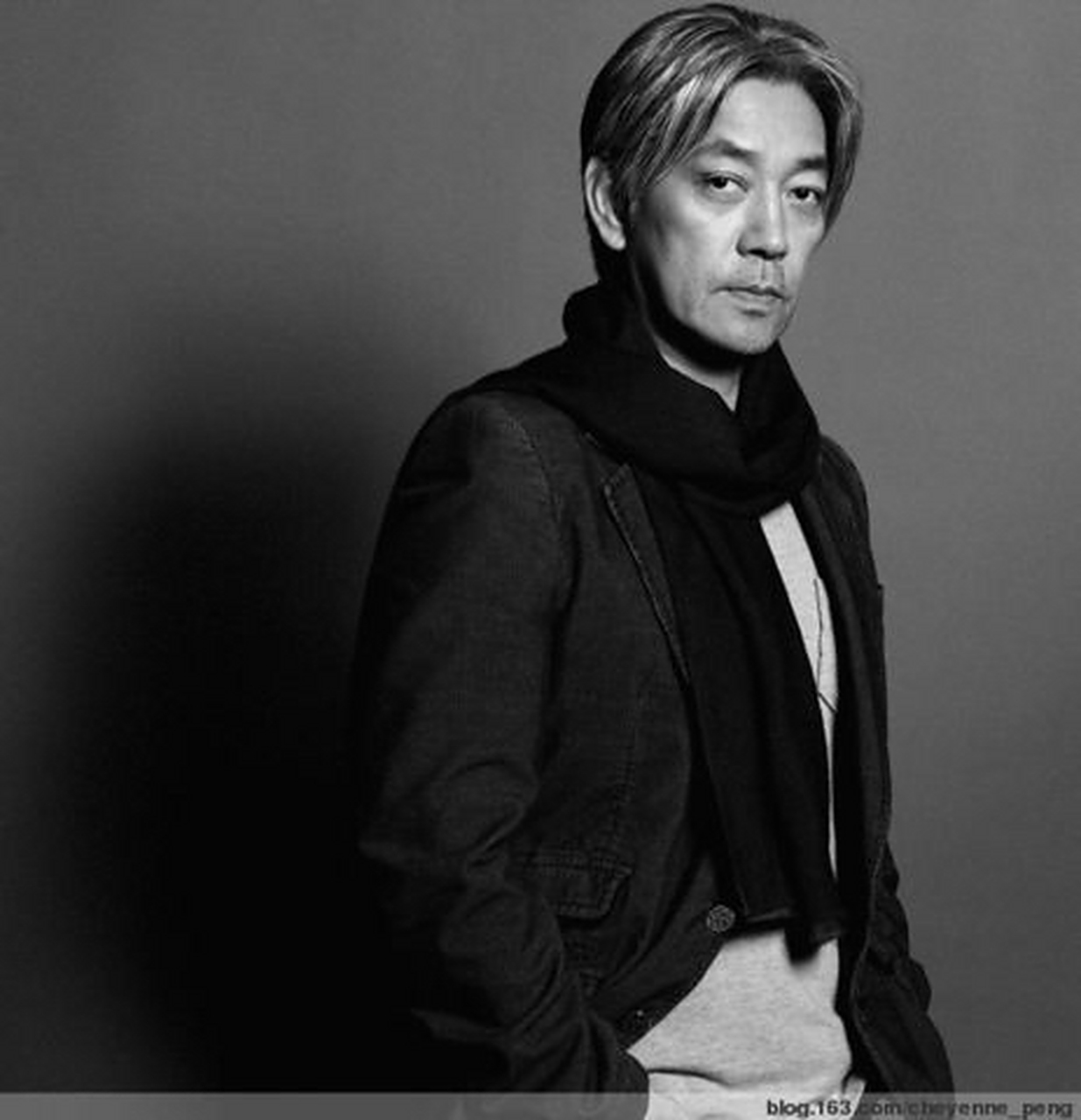 板本龙一位 顶级的音乐作家     1952年出生于日本东京 坂本龙一极小
