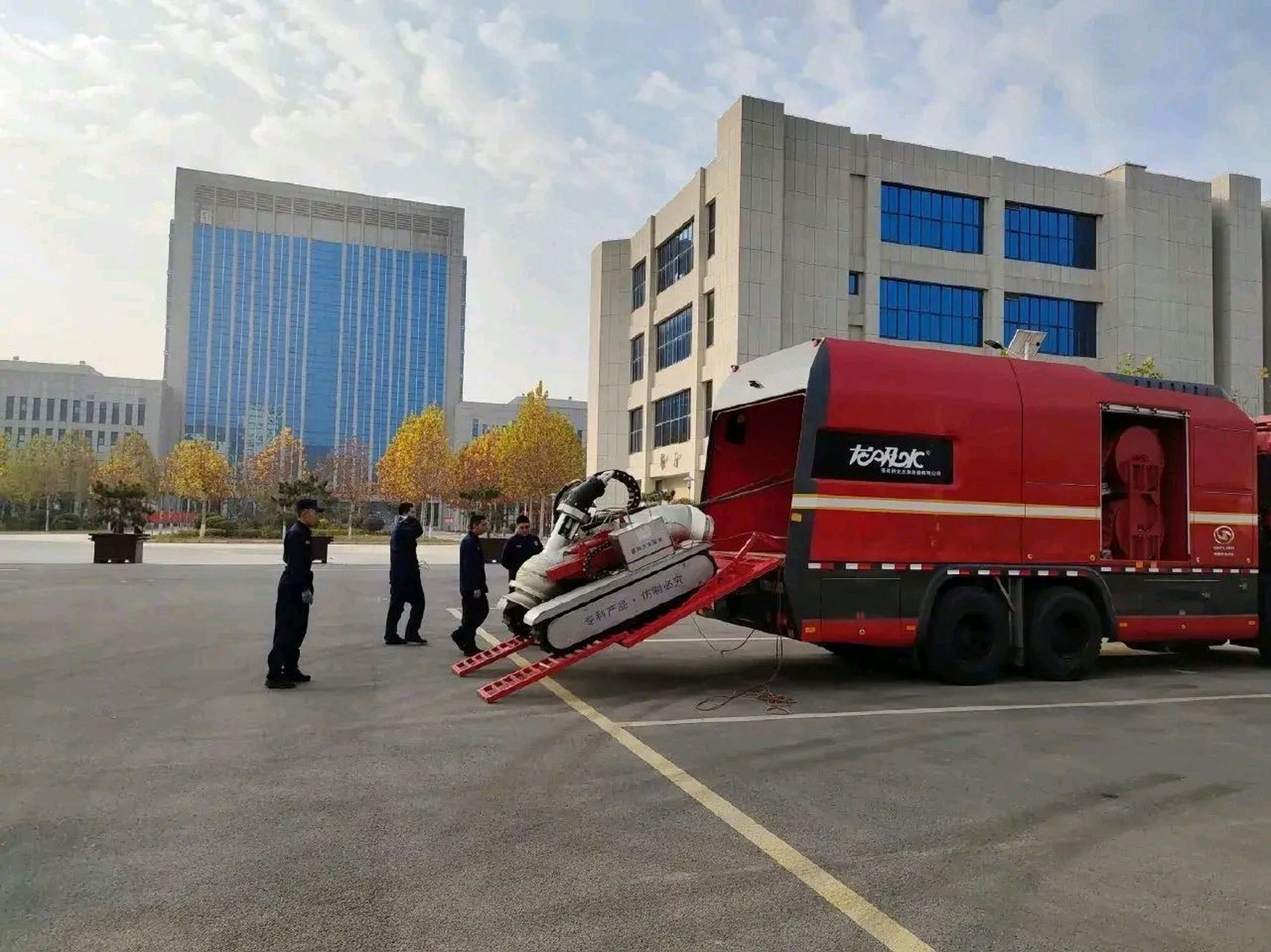 在郑州京广隧道前,有几台这样的龙吸水车,很多人可不知道这个泵有多