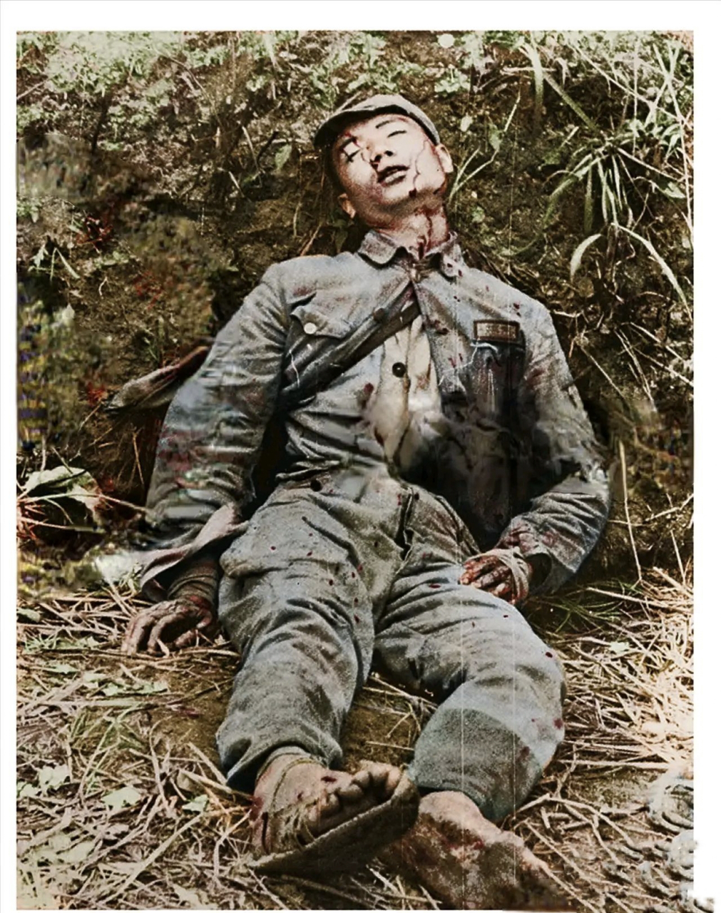 他的手上早已伤痕累累,血迹斑斑,脚上穿着简陋的草鞋.