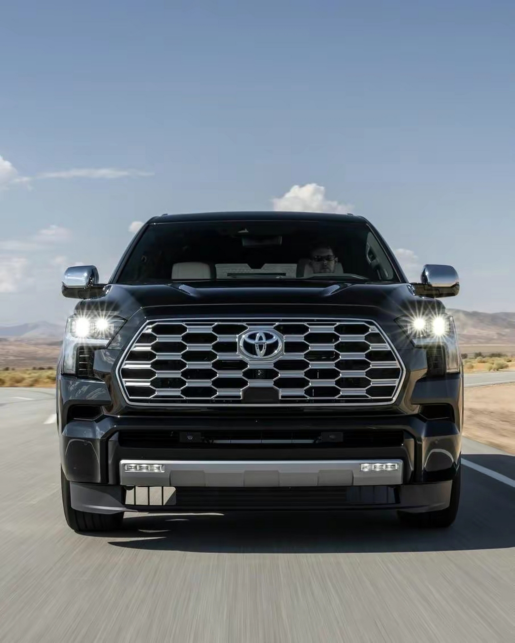 汽车# 全新丰田红杉,图片中的车型是采用了黑色的风格,感觉还是相当