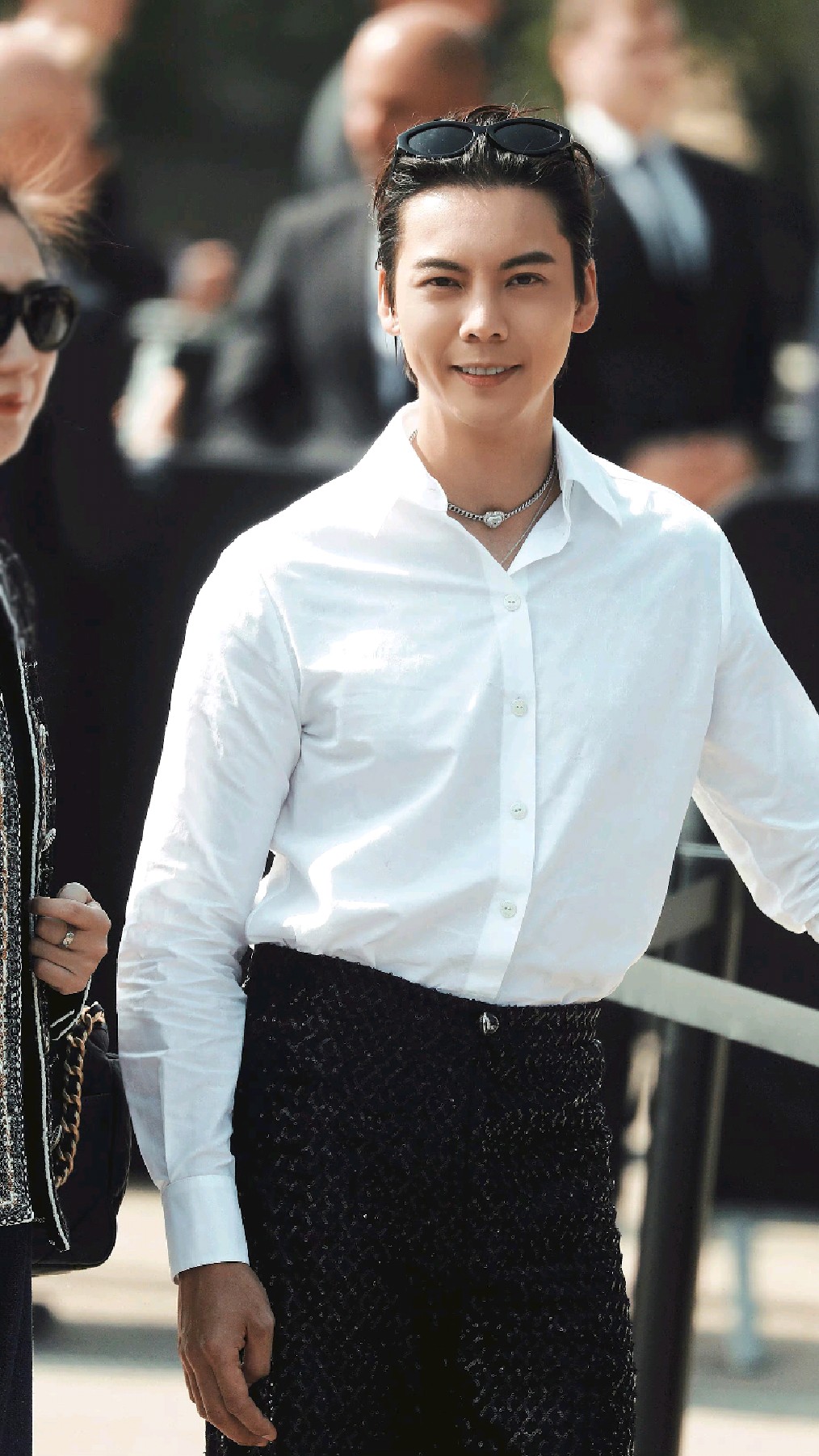 陈伟霆巴黎时装周看秀,白衬衫和亮片长裤靓仔出街,举手投足都极富魅力