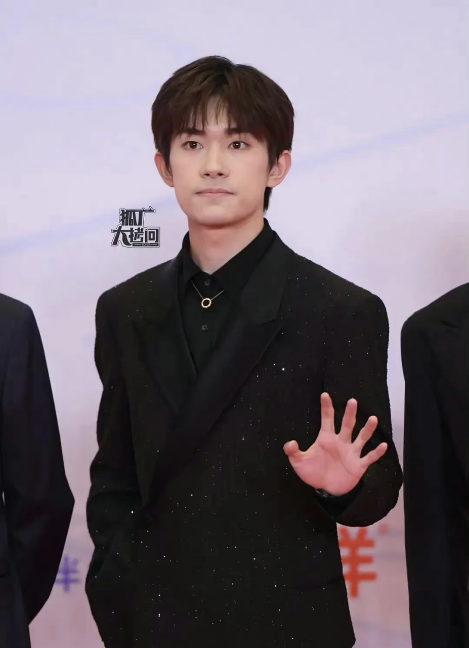 易烊千玺,罗一舟,胡先煦的近照,三位应该是刚从中戏毕业一年吧?