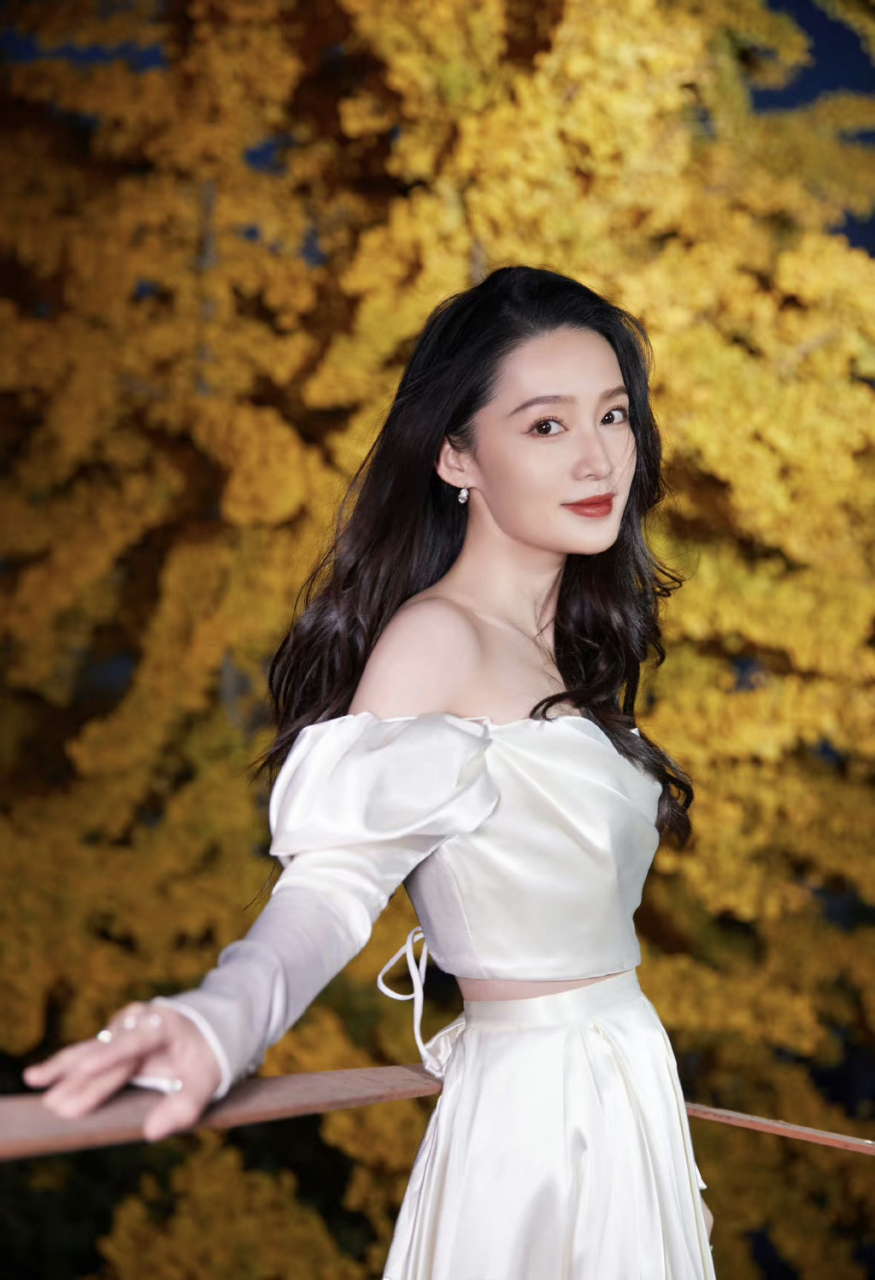 李沁白色裙子真好看,红唇性感迷人.