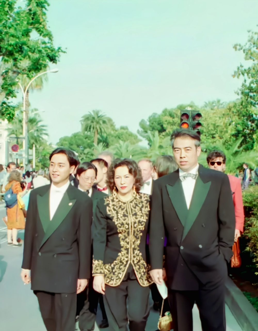 年轻的张国荣帅气儒雅,年轻的陈凯歌人高马大,一个影星一个导演