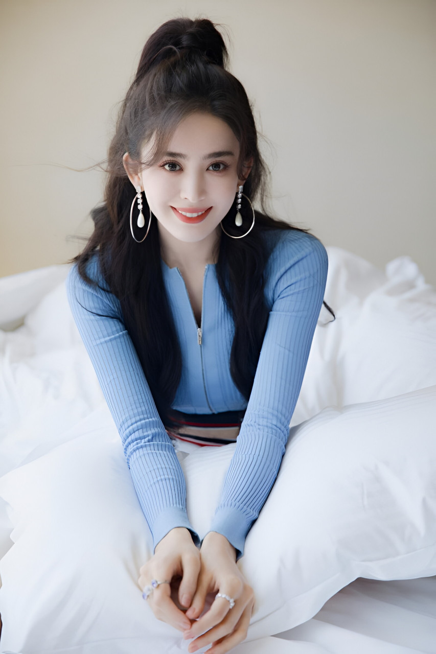 高马尾能够展现出她的青春活力,而大耳环则增添了一份时尚感和个性