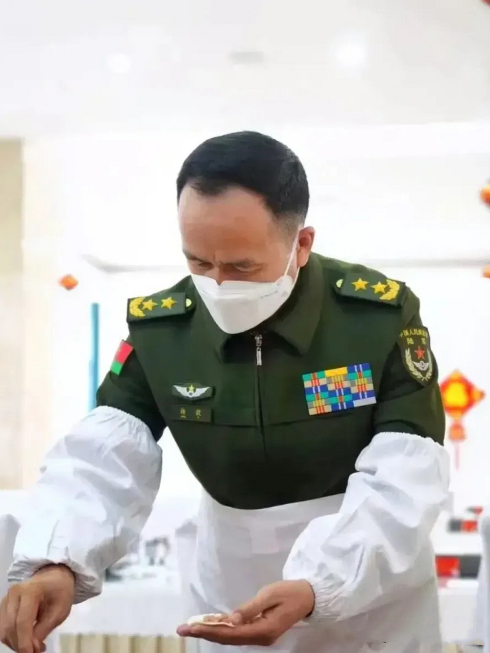 21制式将军作业服,如何? 有网友说,看起来学习了俄罗斯!