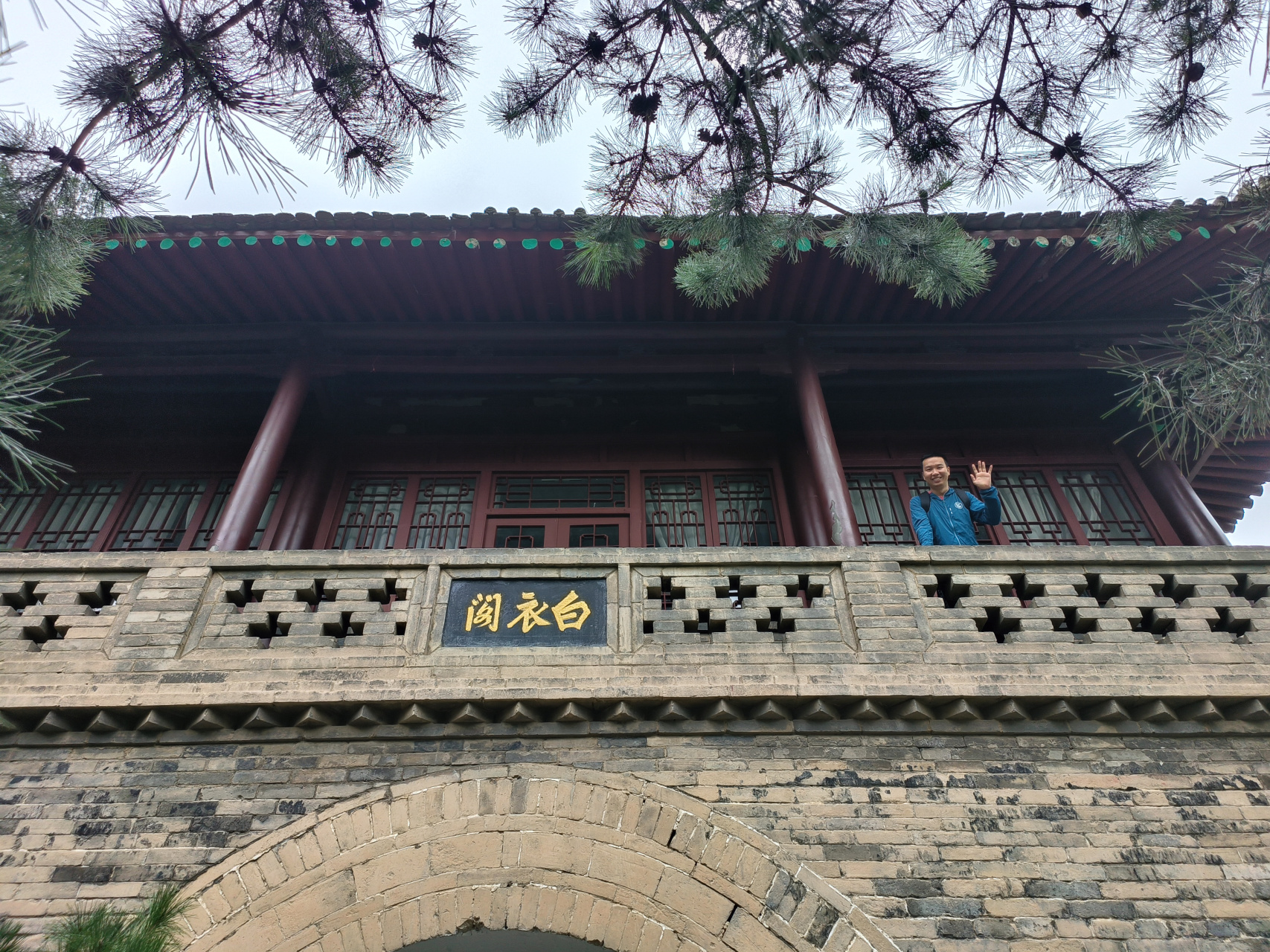 西安市小雁塔景区内的白衣阁松柏环绕,四周芳草萋萋,一幅初秋盛景