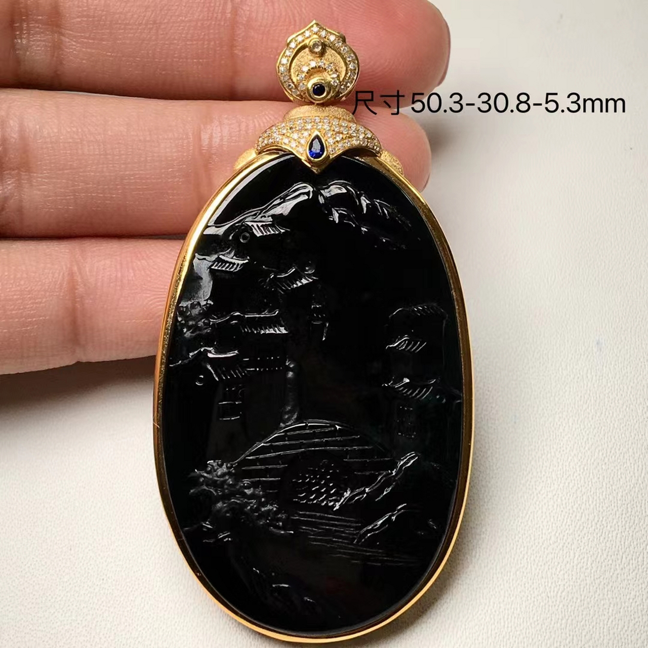 墨翠山水牌挂件,18k金镶,精致大方,整体裸石油润黑亮,打灯冰透,尺寸