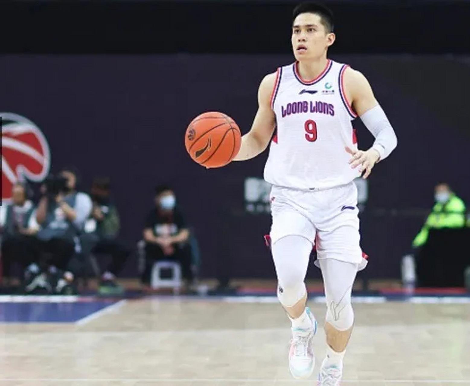 cba本赛季28轮过后,最"累"球员为广州队的陈盈骏,28场比赛全勤,场均