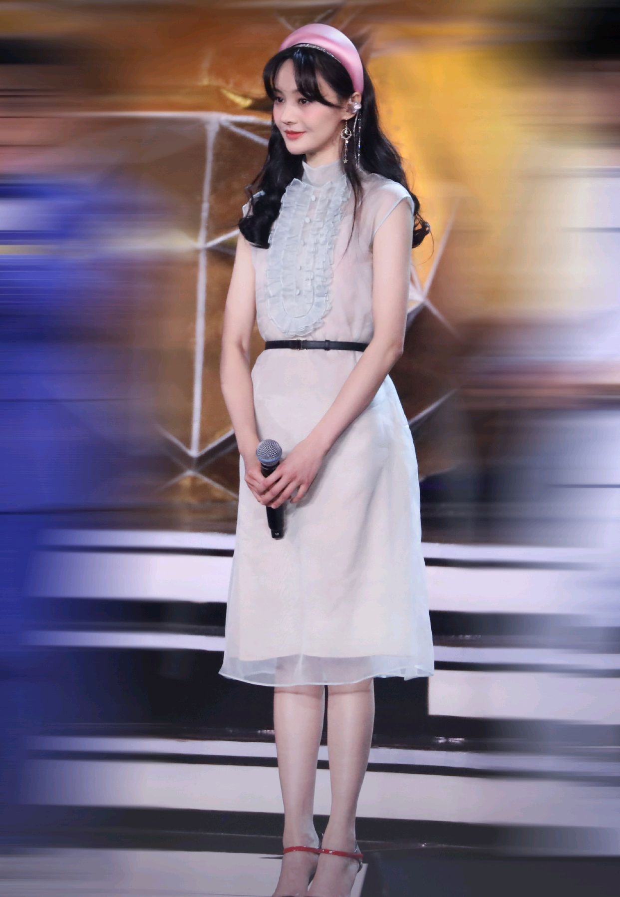 郑爽的穿搭就没输过,白色连衣裙甜美温柔,配粉色发箍摩登洋气