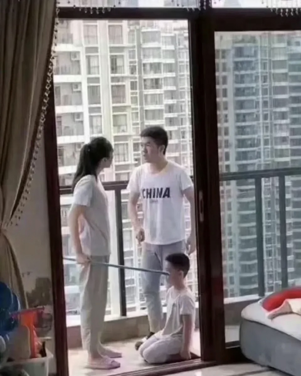 家庭地位一目了然!只是这样教育孩子实在不敢恭维啊!#百家号星火计划