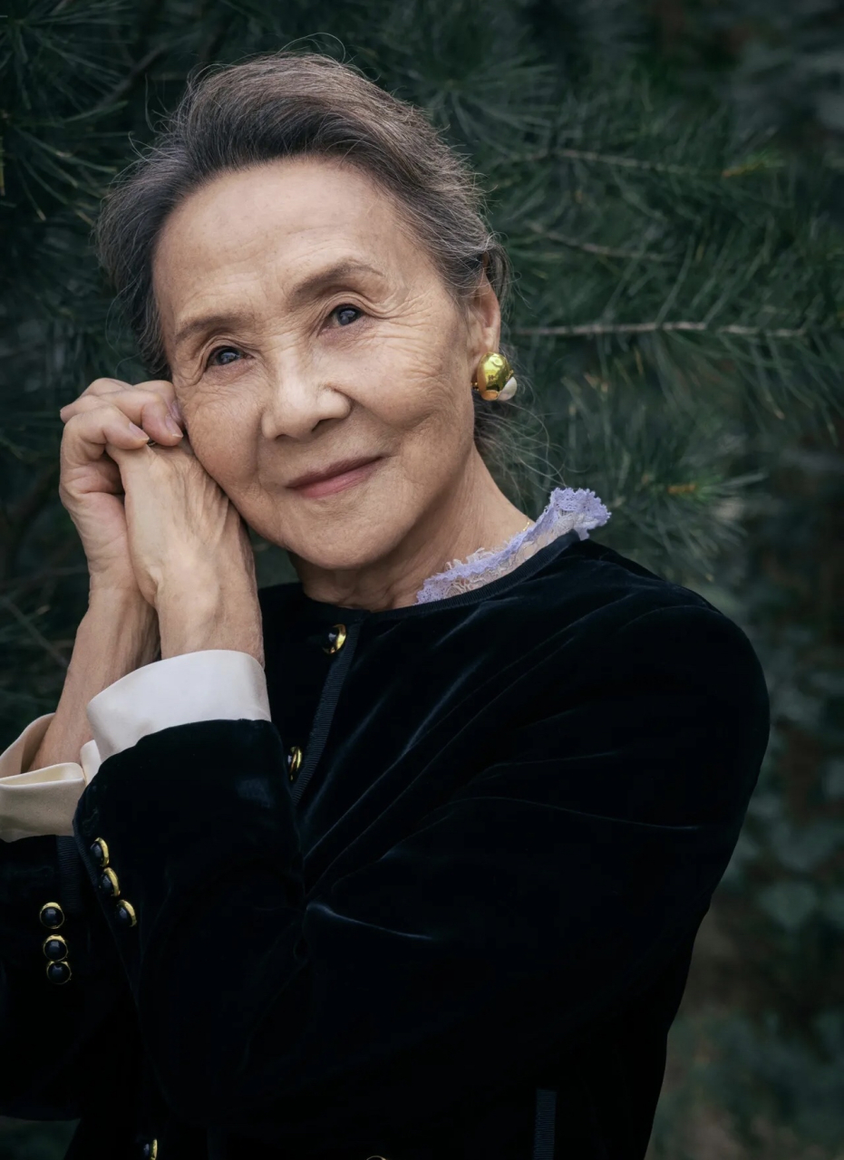 说的天花乱坠.  什么优雅啊,知性啊,端庄啊,,,,好词全给她了.