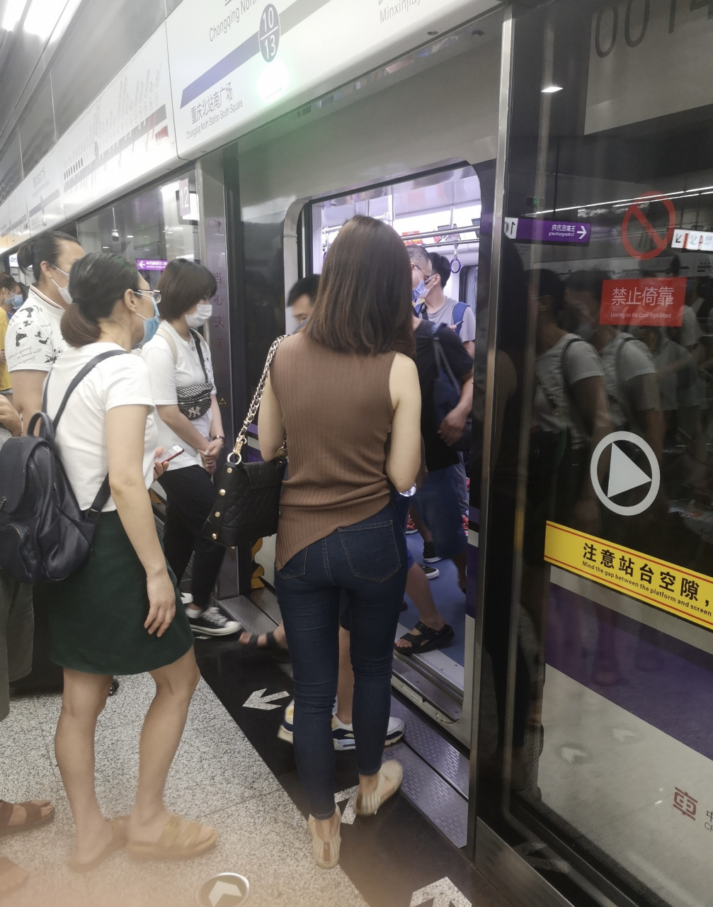 挤地铁#时尚穿搭# #丝袜# #大长腿美女