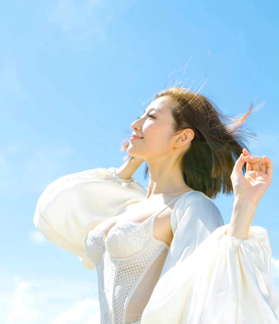 这是41周岁的陈自瑶yoyo,就像熟透了的水蜜桃,展现出了性感和成熟的