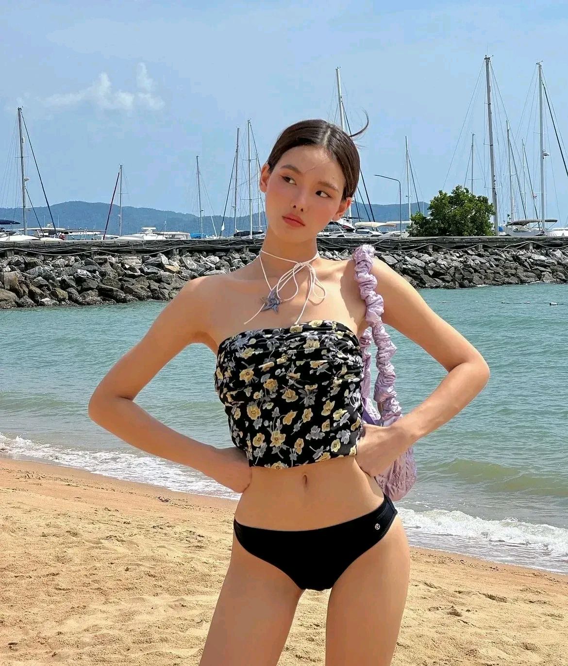 小姐姐叫做苏菲是一位喜欢写小说的年轻女孩,她来到这个海滩写生