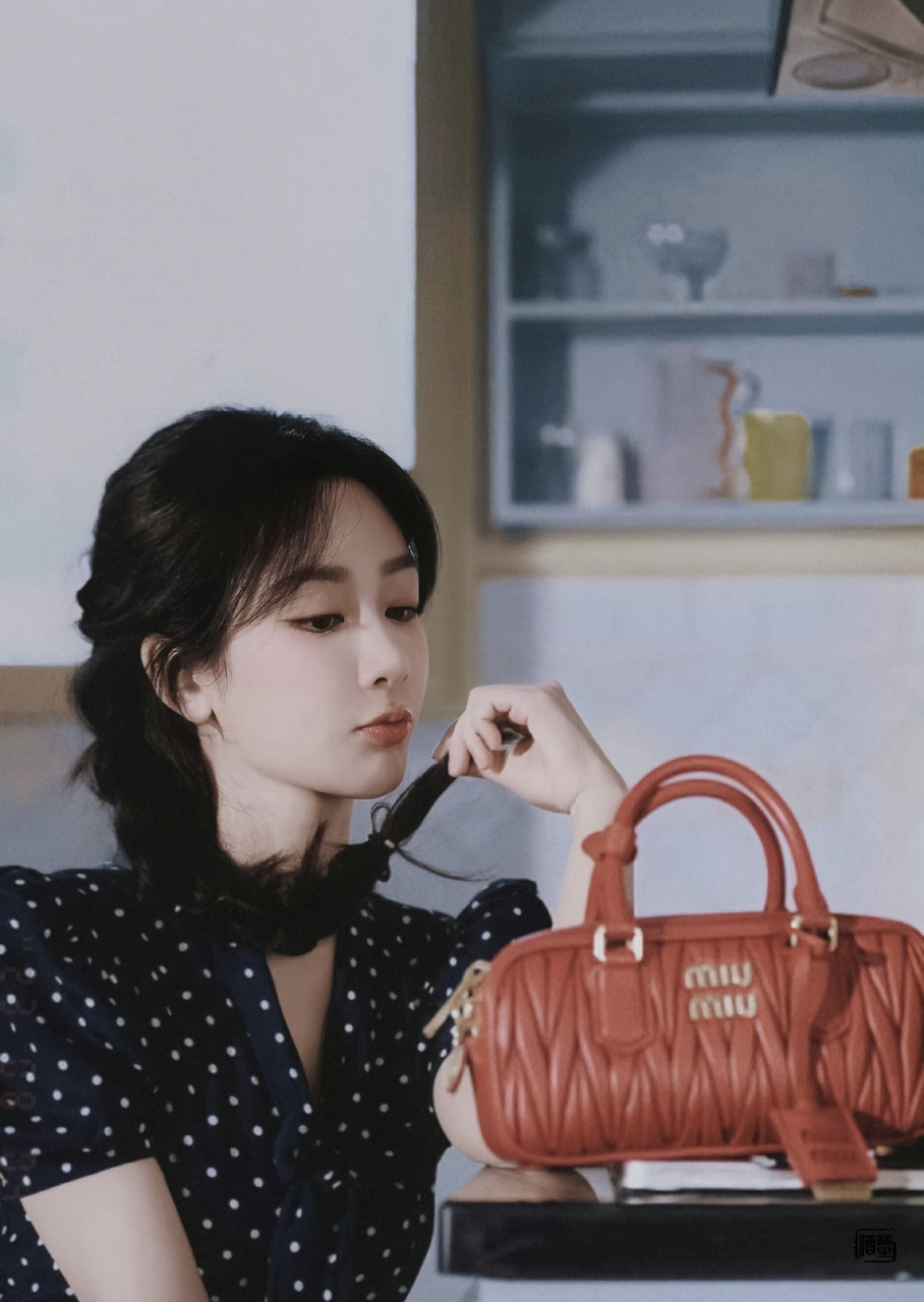 杨紫身穿波点长裙,搭配麻花辫, 温柔俏丽,甜美可人,满满的少女感!