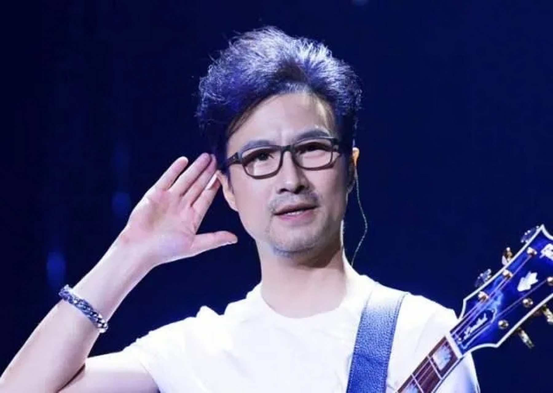 当年,葛荟婕被汪峰赶出家门,她苦苦哀求汪峰:"我好歹给你生了个孩子