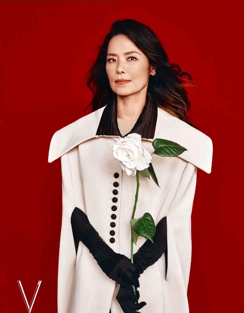 著名歌手韦唯拍摄杂志封面,时尚大气如霸气女王 60岁韦唯看起来和年轻