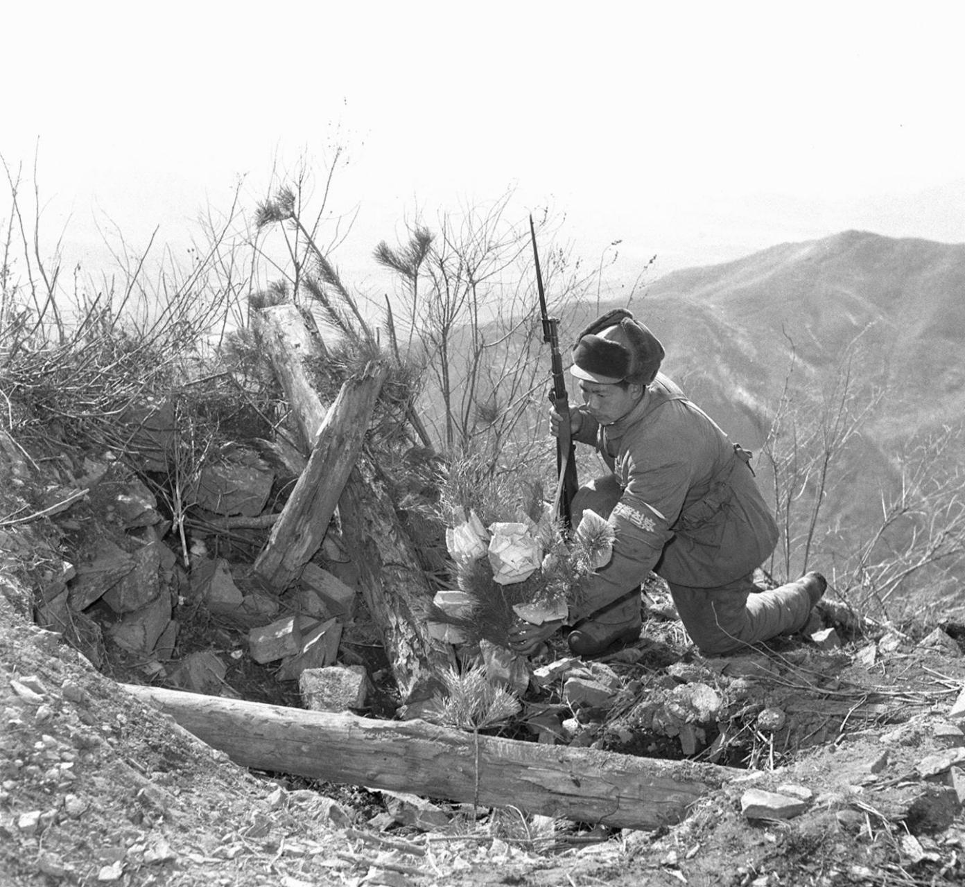 图一:在上甘岭战役中的中国人民志愿军高射炮部队在夜间猛烈射击来犯