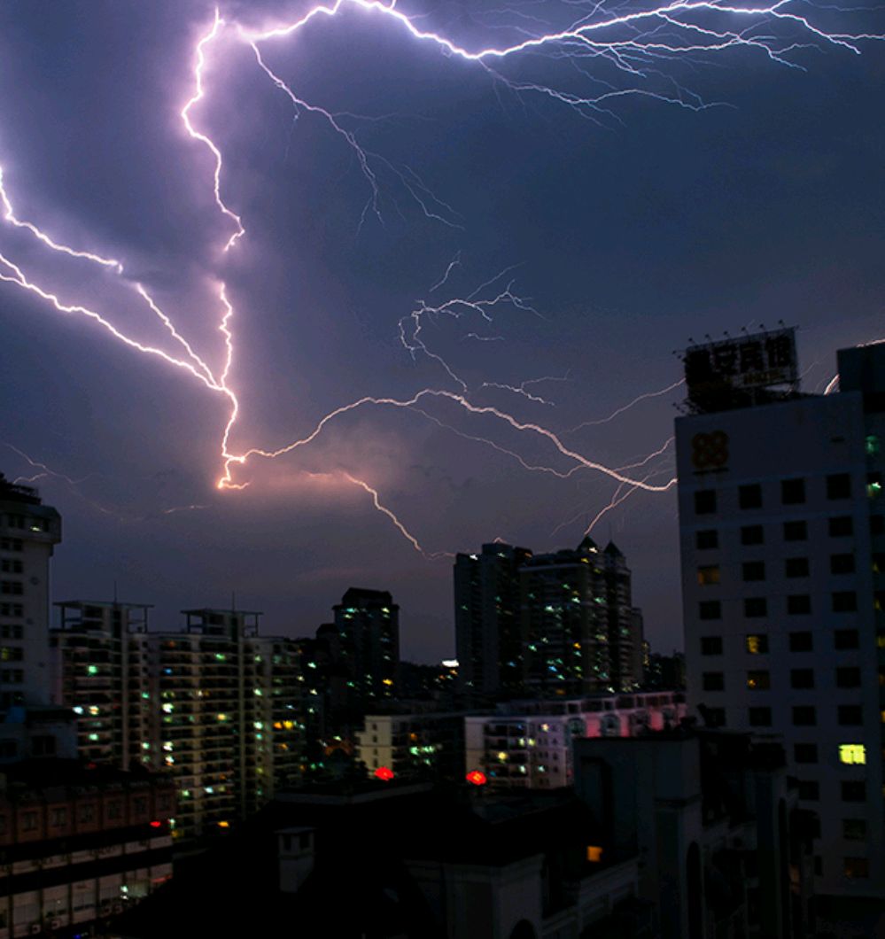 狂风暴雨的照片图片