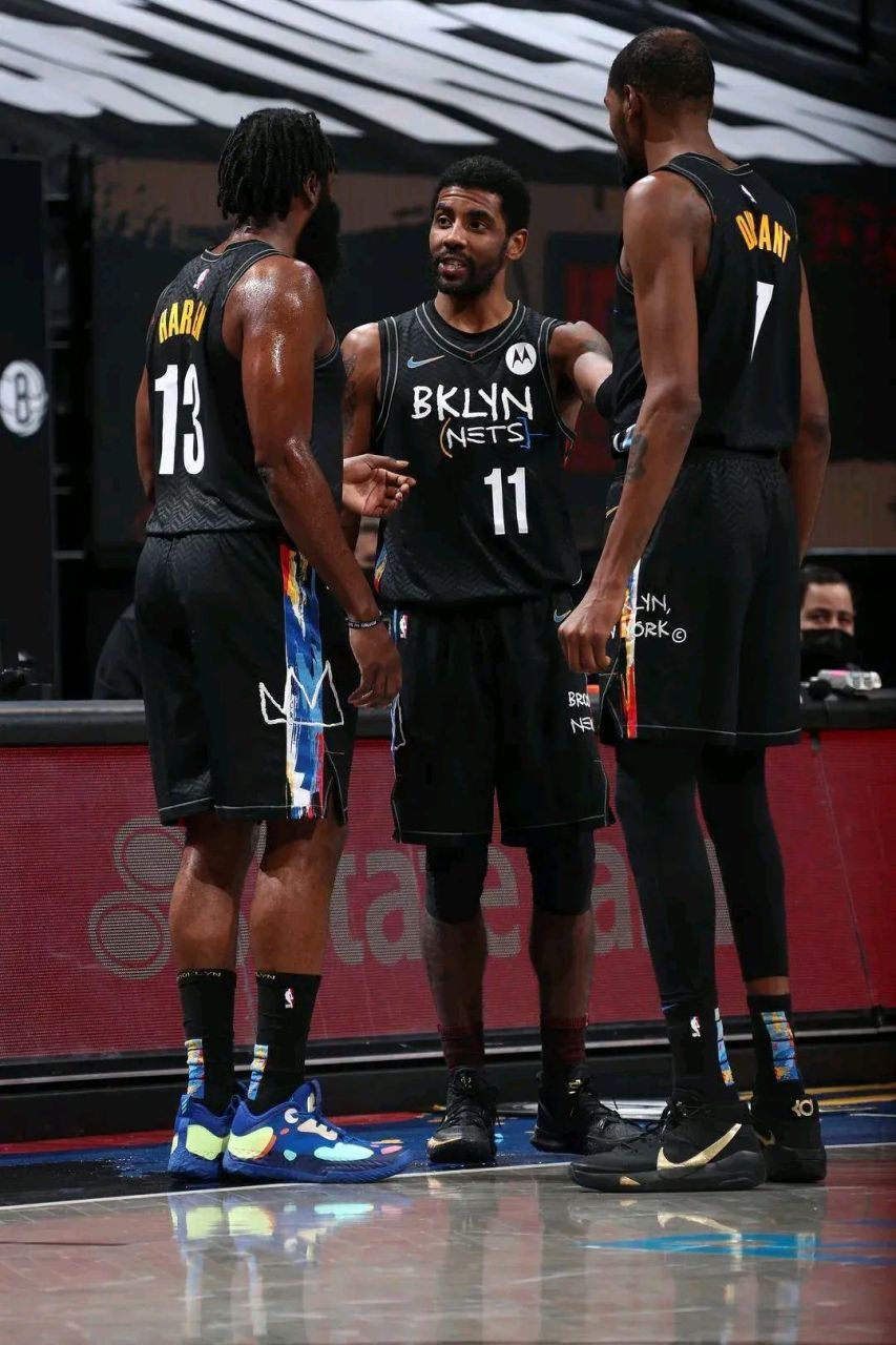 篮网的杜兰特,哈登,欧文三巨头合体总计只打了16场比赛,战绩为惊人的