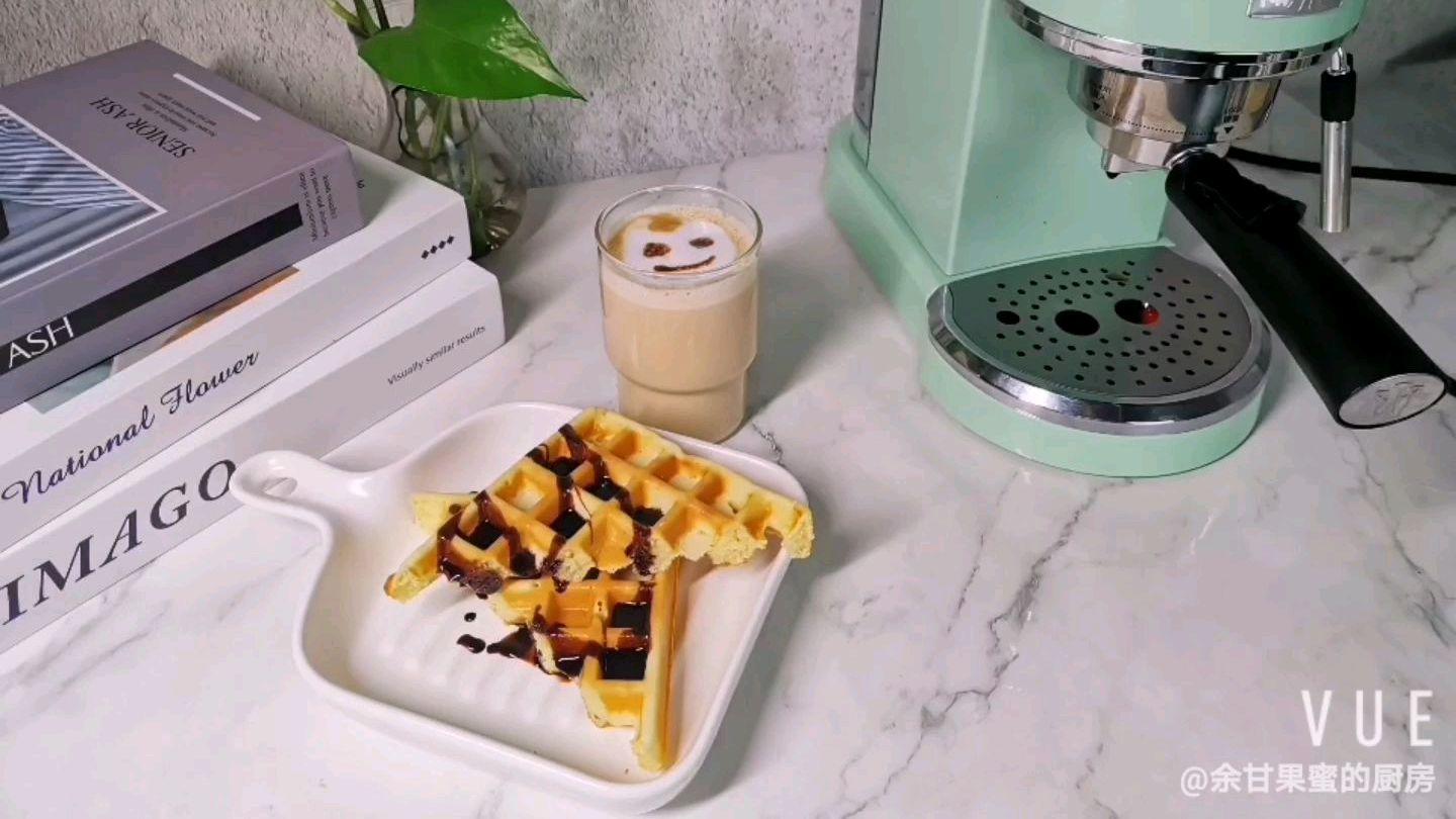 一个人的早餐,来杯拿铁咖啡和华夫饼,元气满满