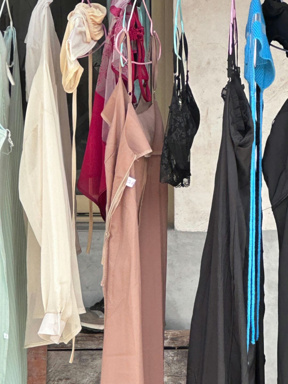 晒外面的内衣裤又偷了[捂脸]