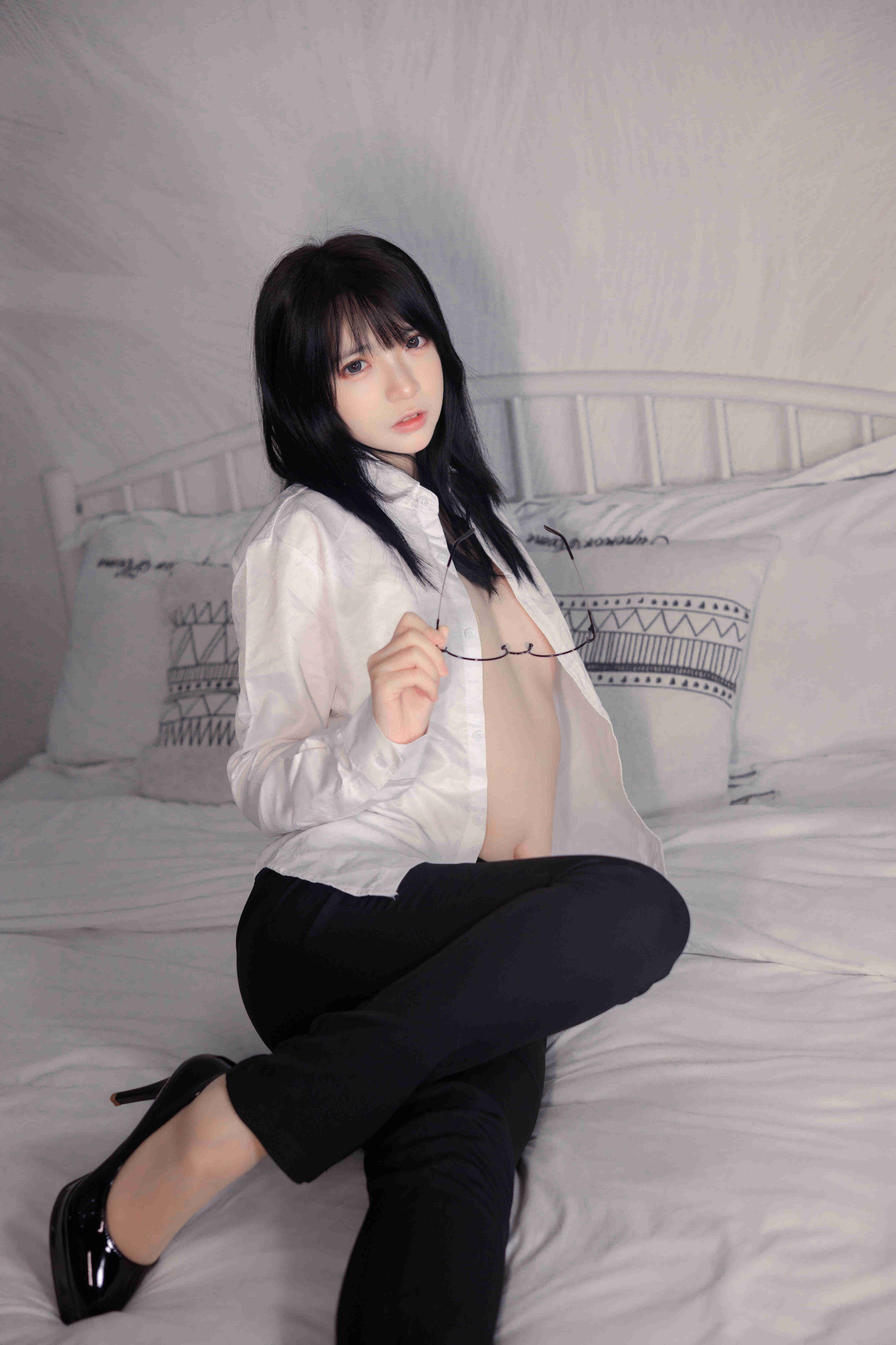 疯猫ss图片集合在线预览，长裤OL与白色情人节