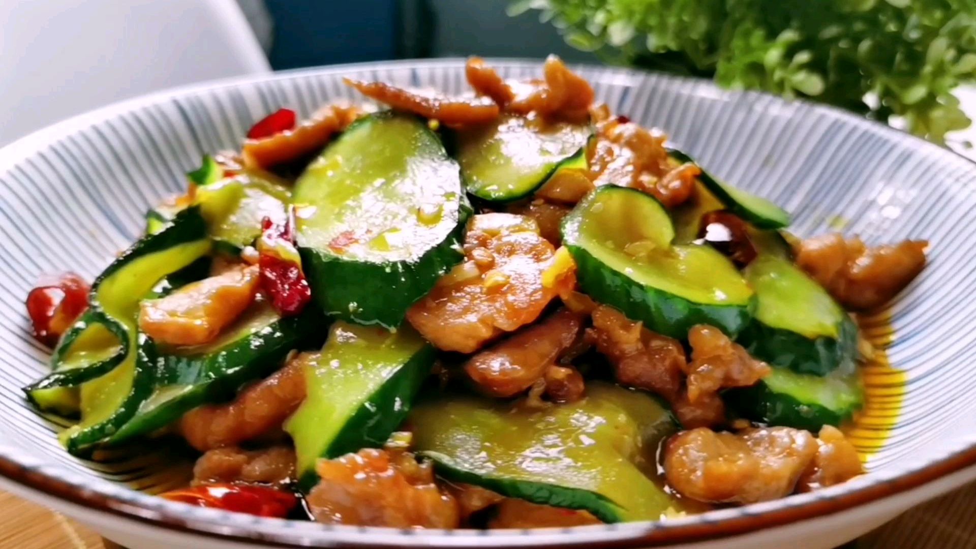 低成本,做一道黄瓜炒肉片,黄瓜香脆,肉片滑嫩,做法简单又下饭