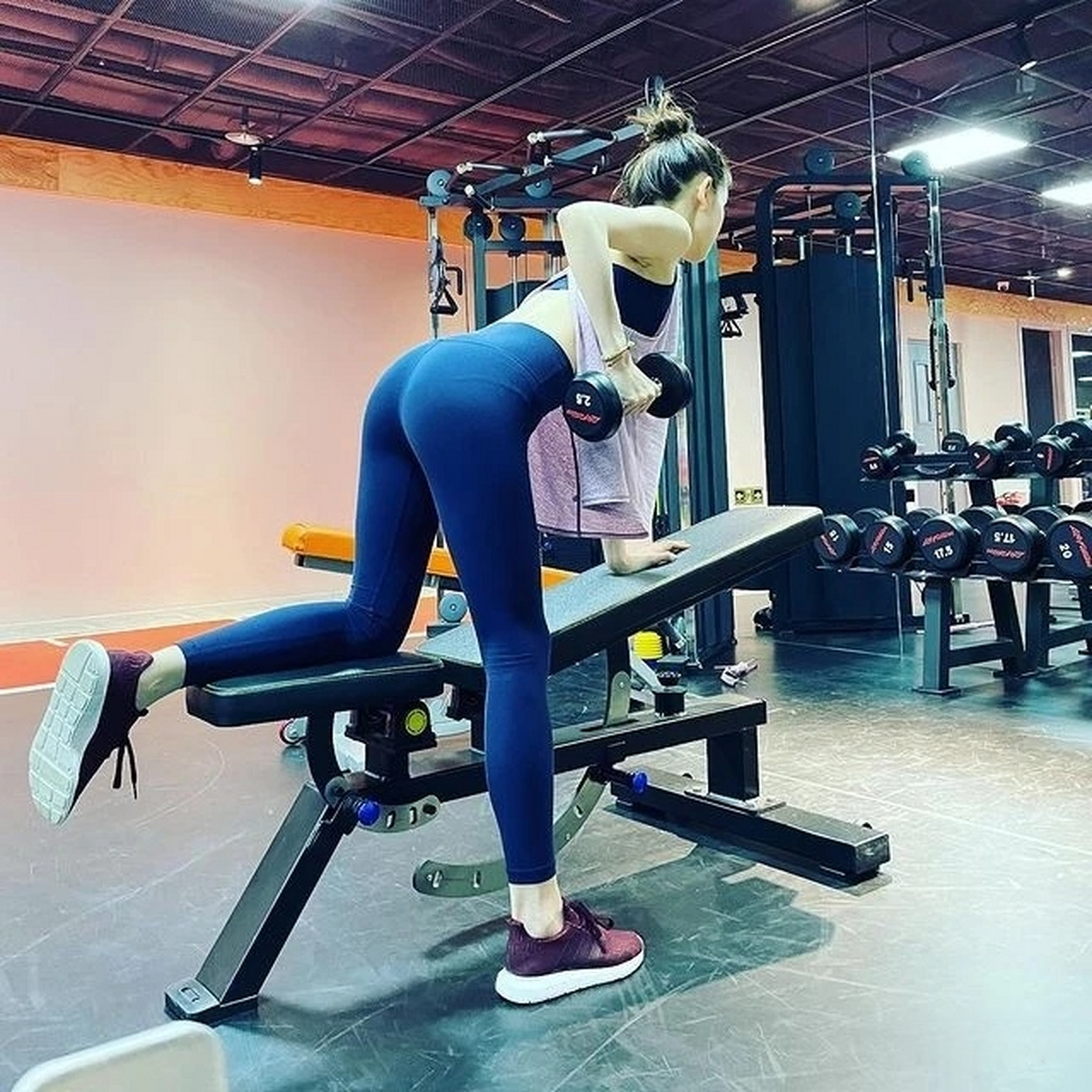 这一年刘强东太狠!穿着橙色囚服的照片,成为了各个板块的头条.