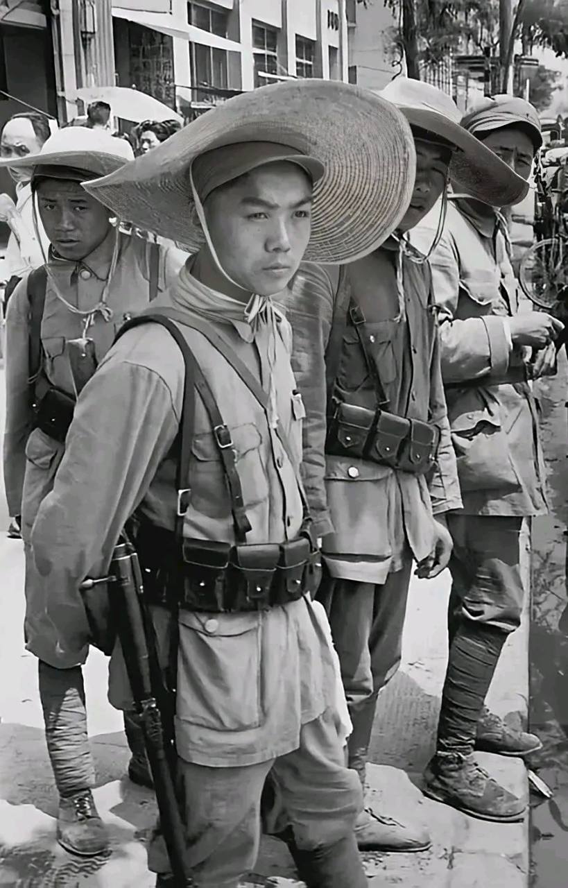 图为1949年4月最先进入南京的人民解放军35军战士,系吴化文将军起义