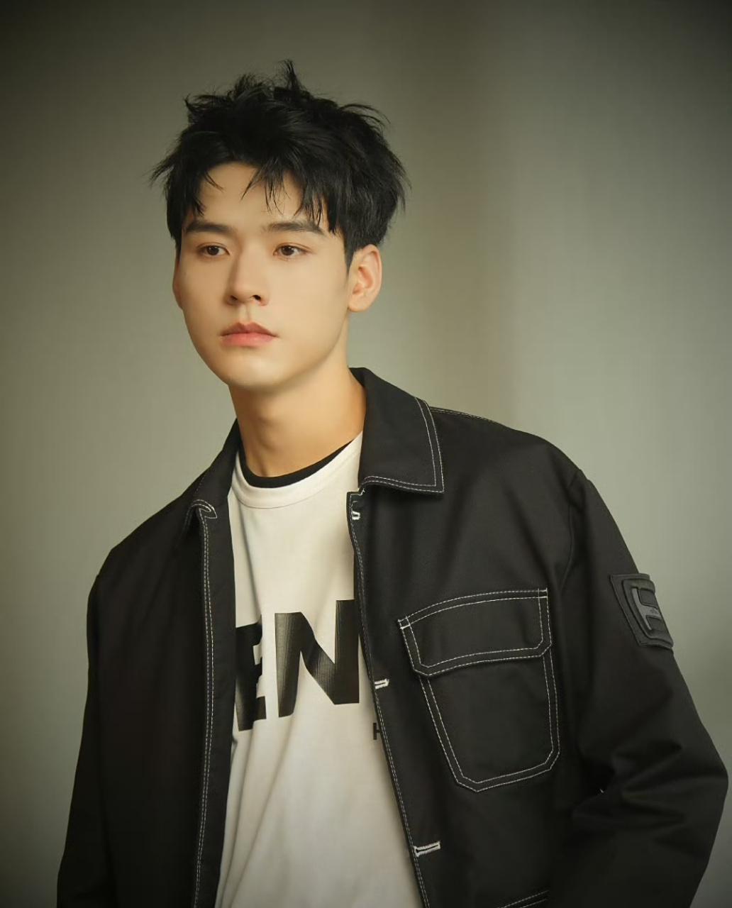 龚俊拍摄秋冬新衣大片,表现力完全不输专业模特,外形上就很占优势了