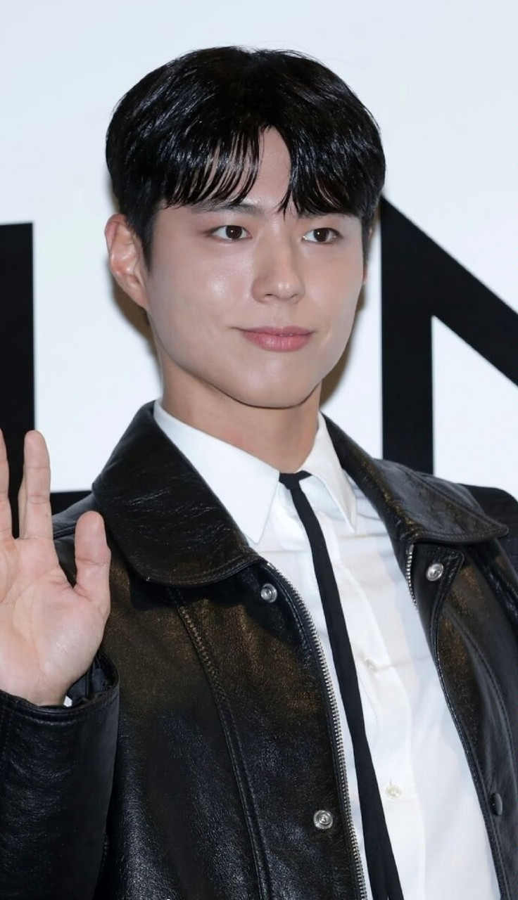 韩国男明星在参加活动之前都会化妆,朴宝剑自然也不例外.