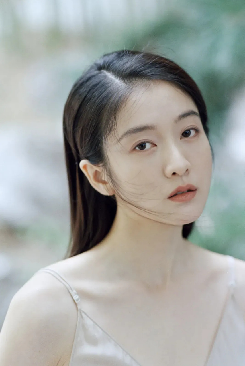 小花张雪迎,深v礼服,在阳光的照射下,显得格外漂亮.