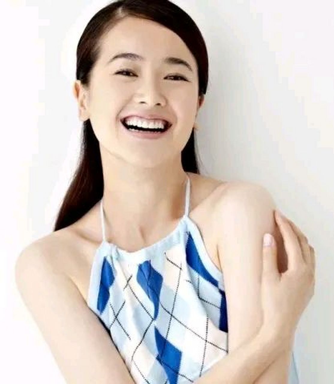 演员左小青6月25日在剧组过自己的46岁生日  从她本人分享的画面来看