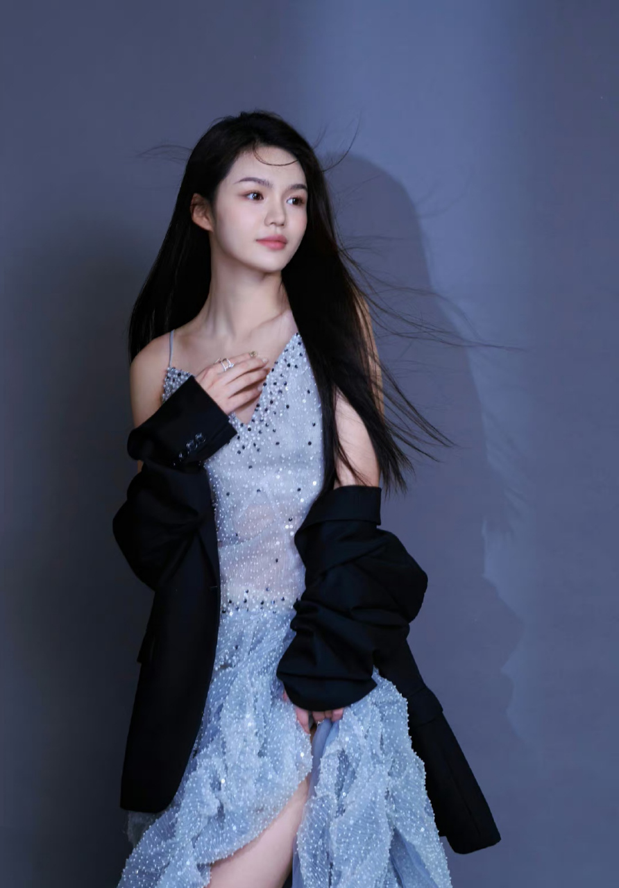 林柒予# 一袭蓝紫色吊带纱裙,清纯唯美的容颜,窈