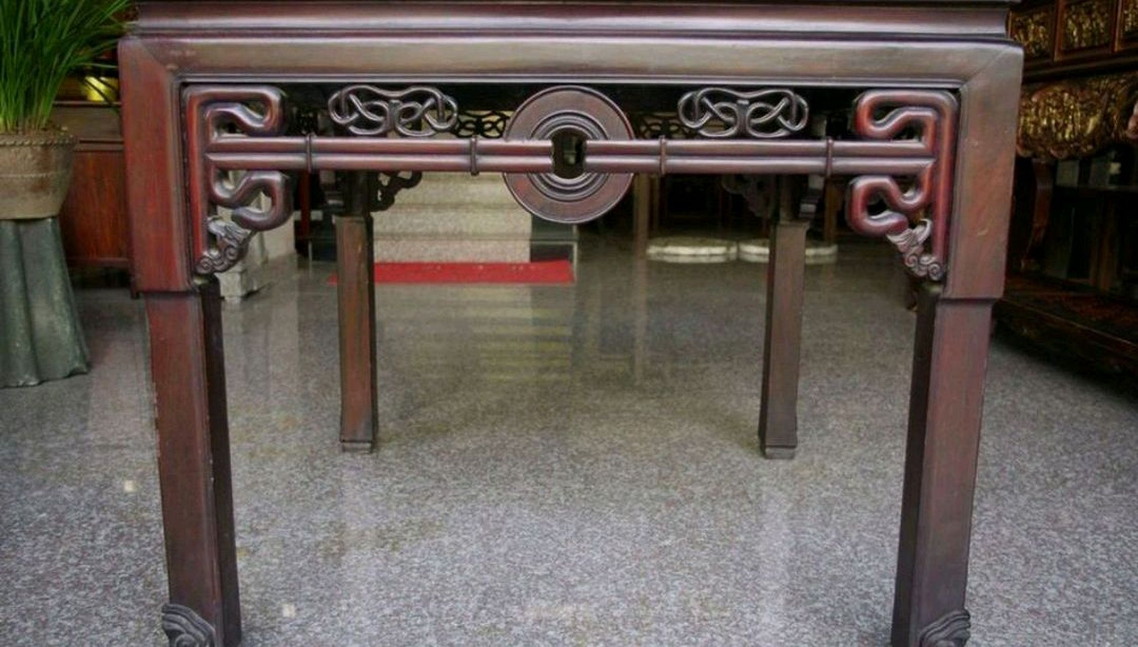 这张桌子是我爷爷年轻时亲手打造的,至今已有近80年的历史了.