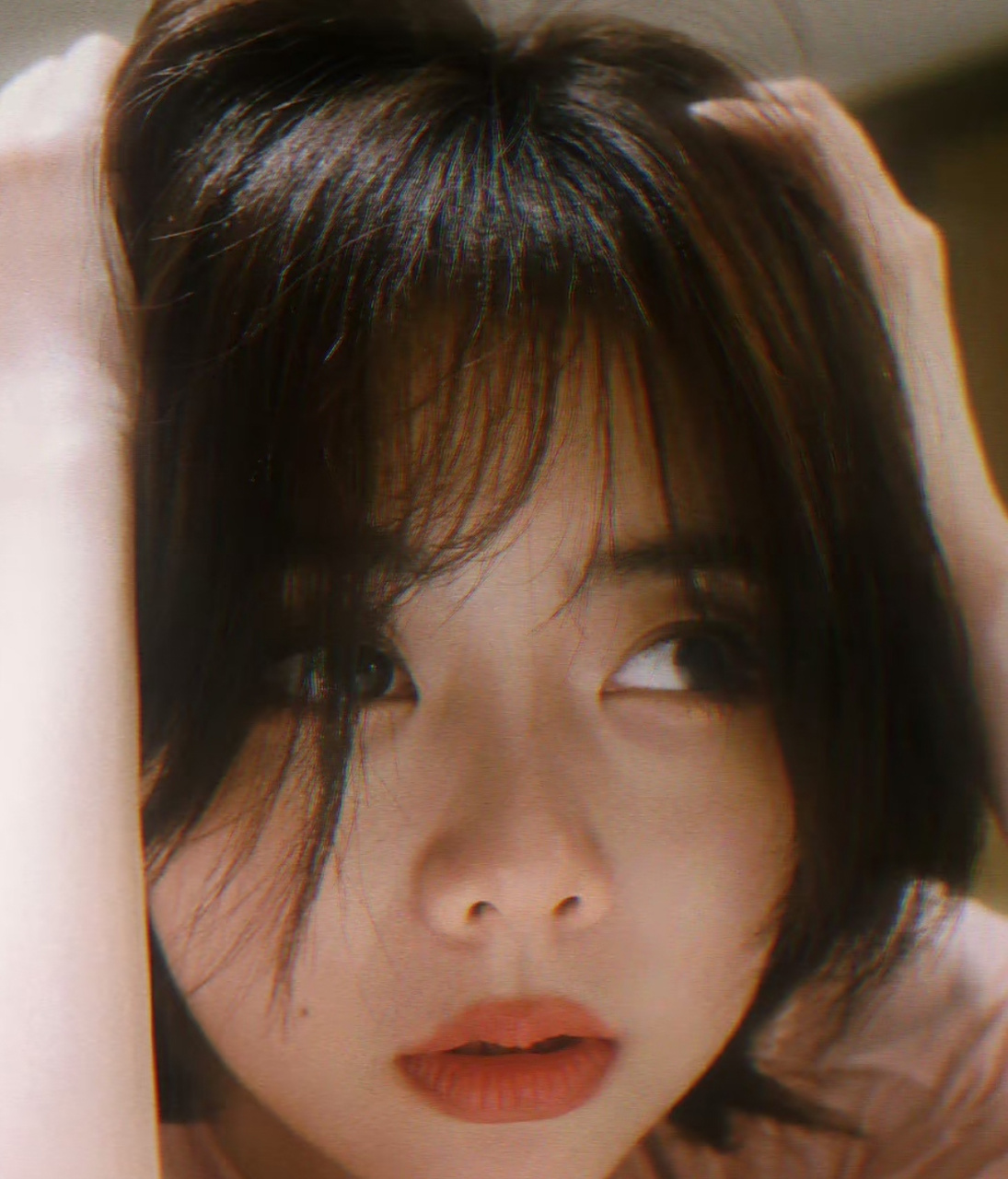 谭松韵晒日常自拍好甜,粉色t恤前面印满了一整面的卡通图案,那么明显