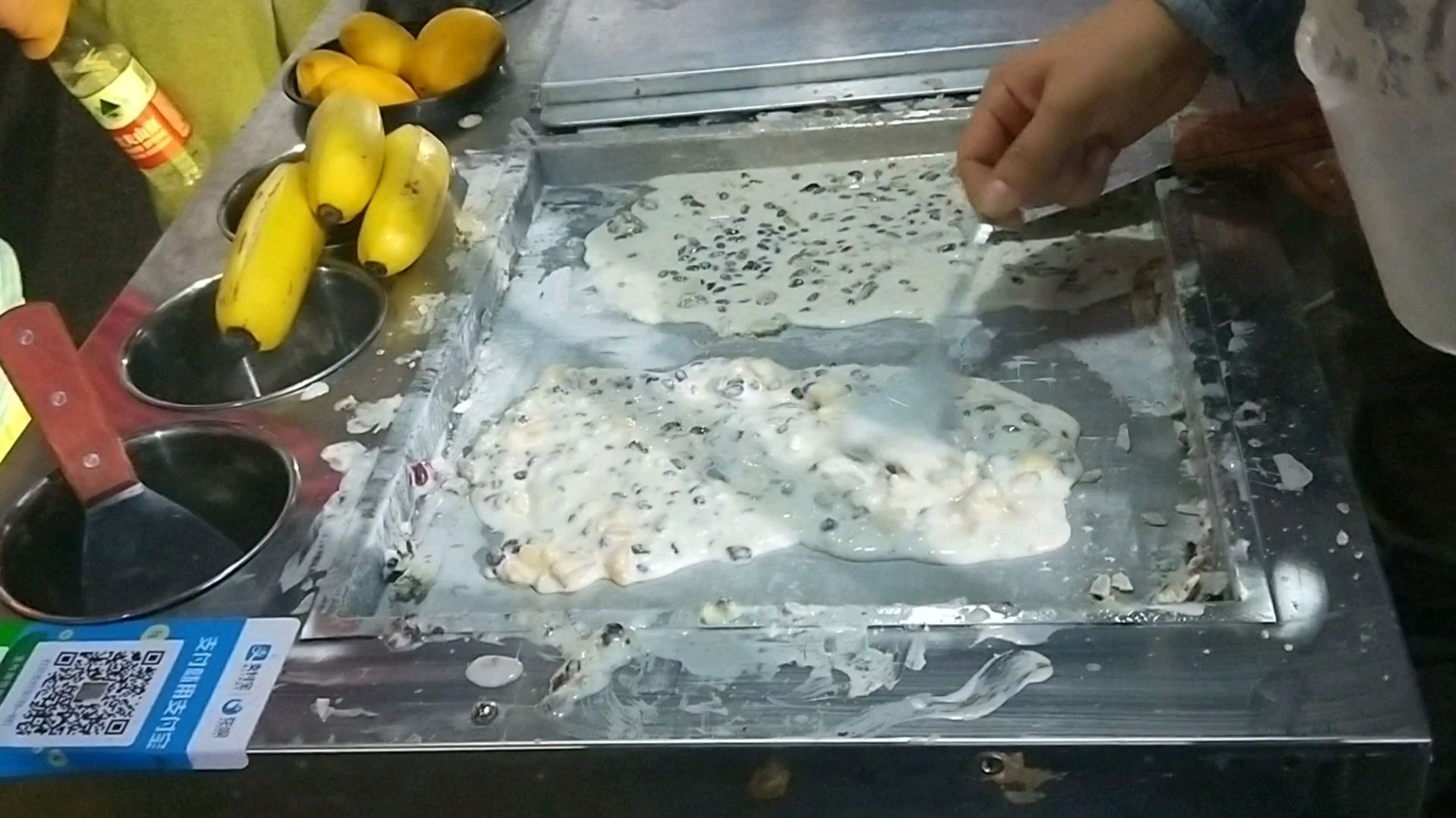 实拍济宁金宇夜市网红小吃炒酸奶,10元一份生意火爆