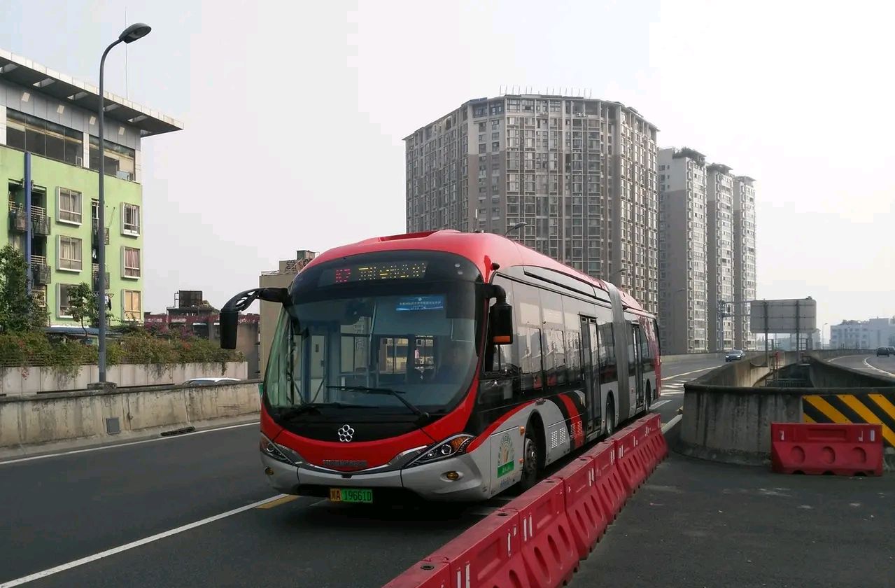 成都brt公交车,都是这个车体好看,对此大家怎么看?