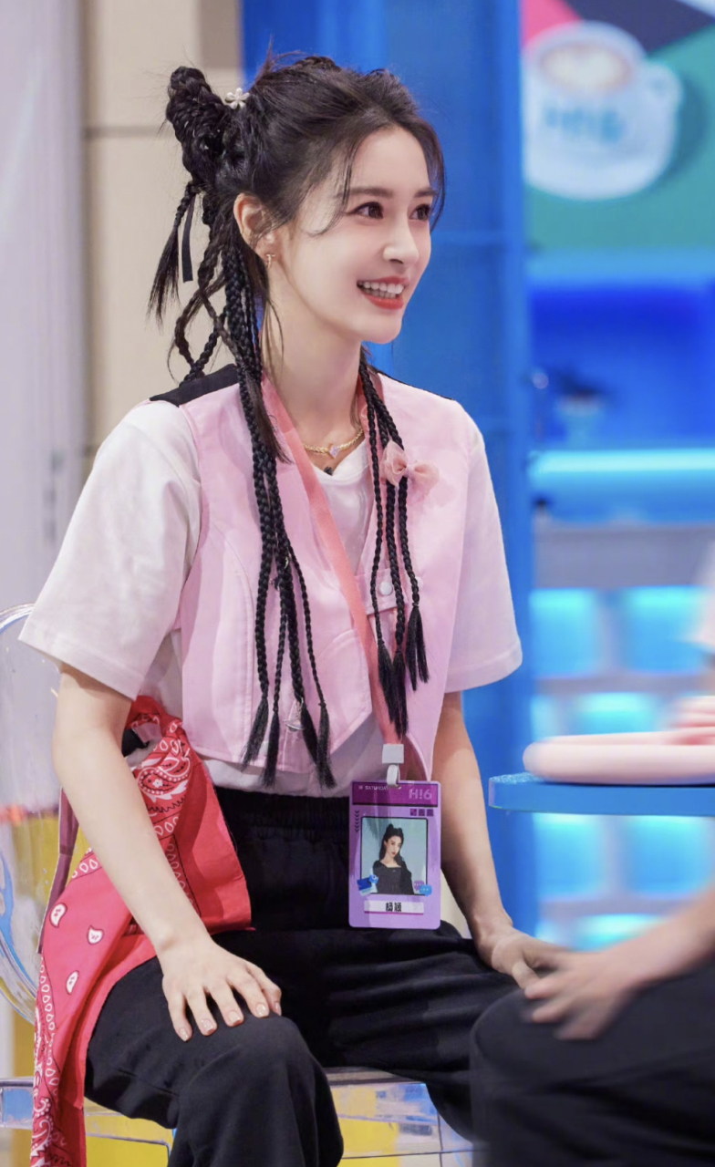 《你好星期六》angelababy今日打工人已上线,蝴蝶头造型好看!