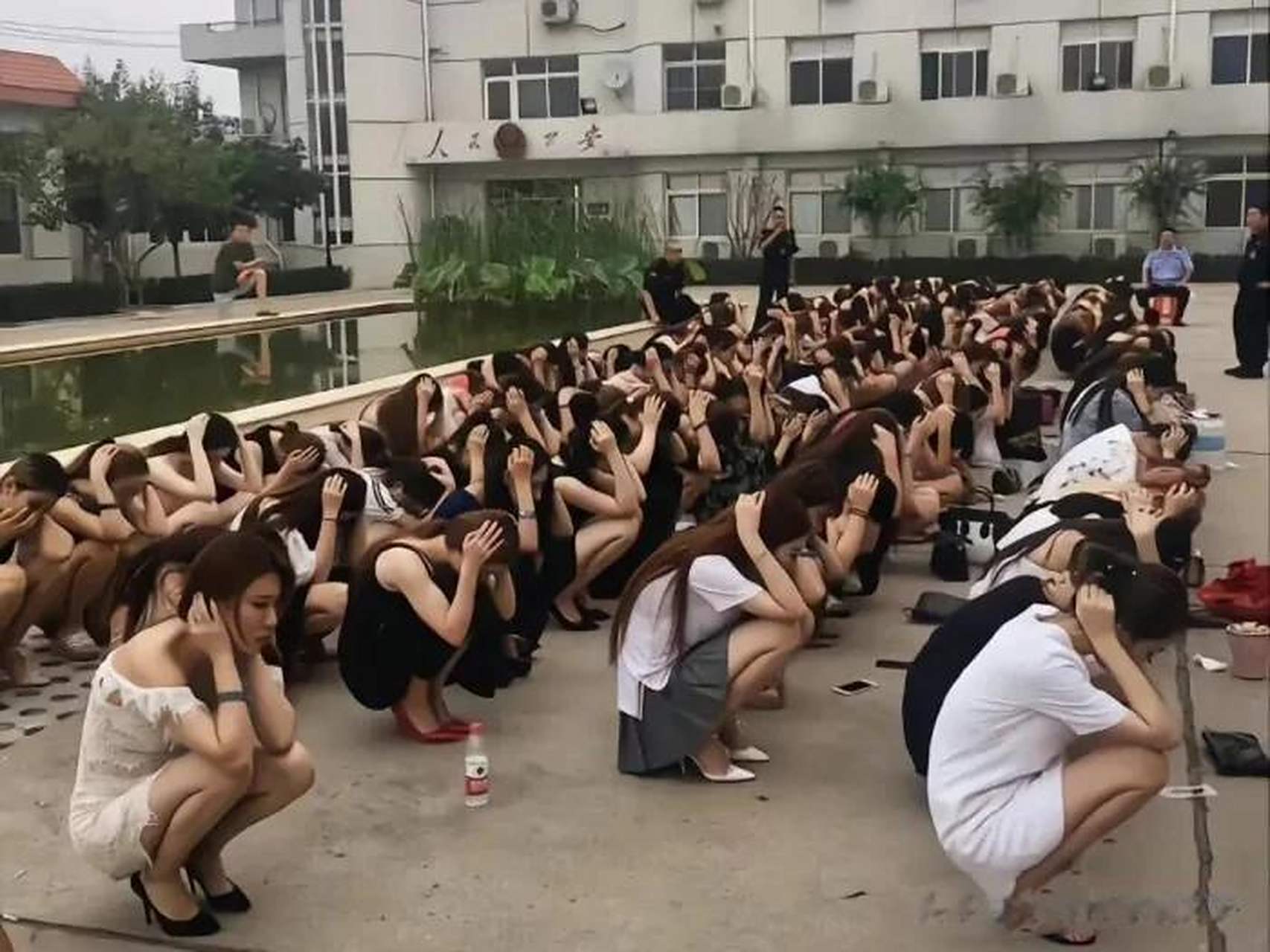 2014年广东东莞扫黄行动一幕,照片中的女孩都是来自各大夜场会所,从