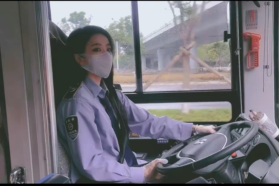 西安这个美女公交司机成"网红":网友要为她砸了"劳斯劳斯"?