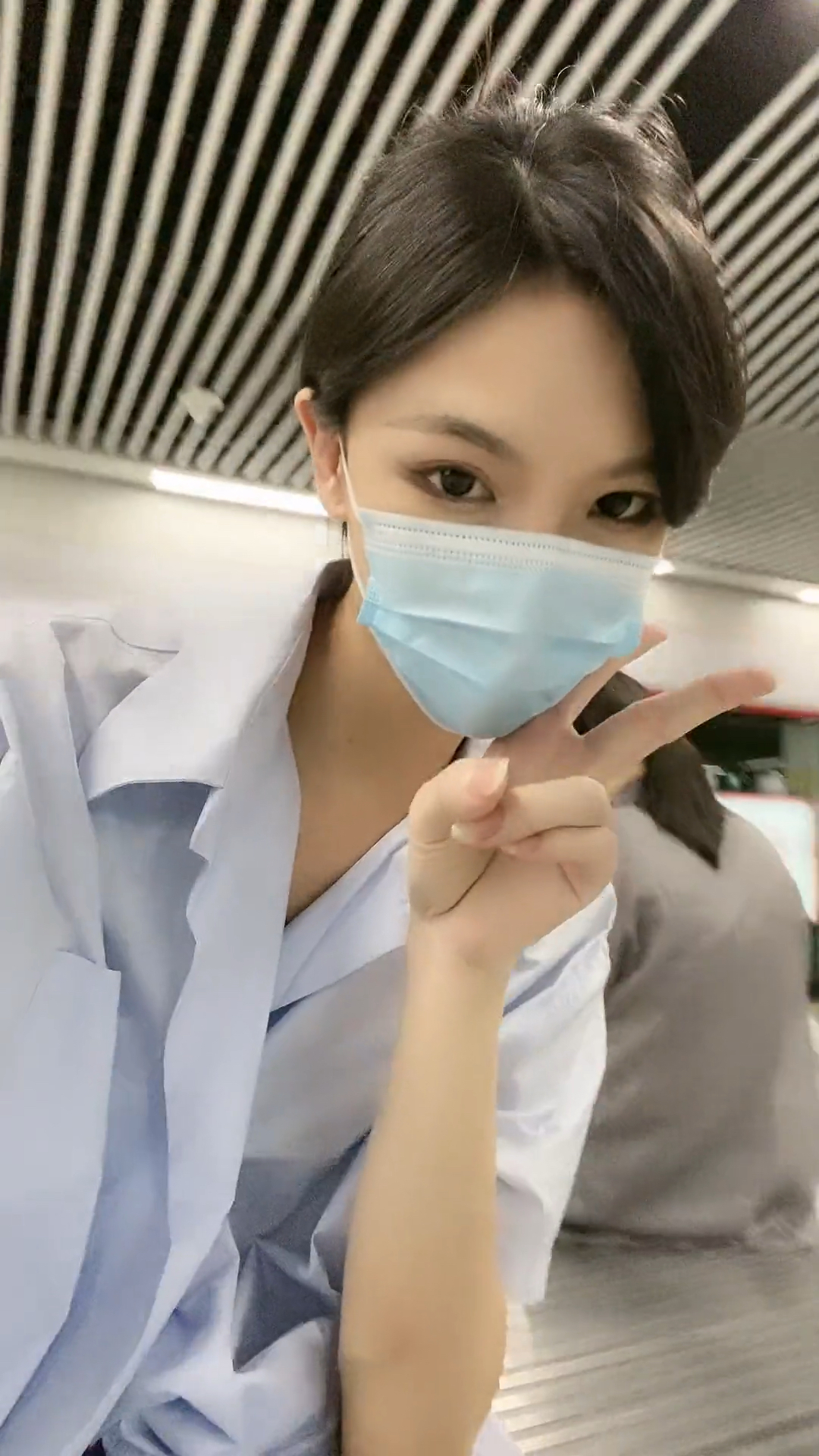 戴口罩坐地铁 被误认为是女生