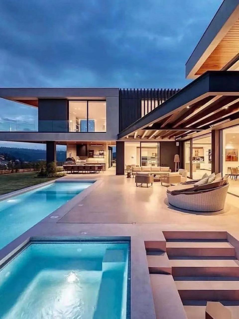 最近,李连杰以3亿元的价格出售了他在上海的豪宅,张艺谋也以6000万元