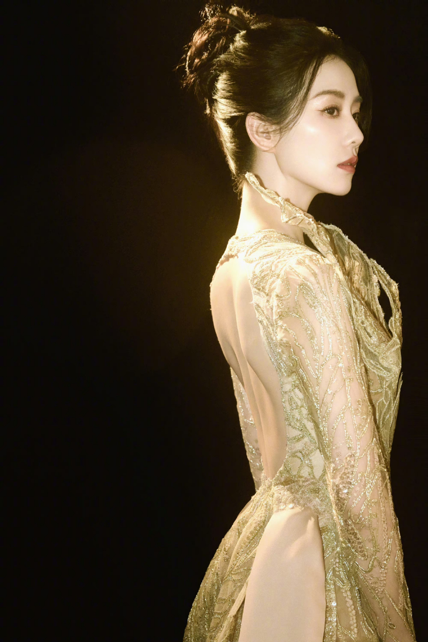 刘诗诗金色礼裙盘发造型,优雅显气质.